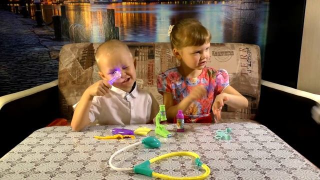 Игровой набор -Маленький доктор и Помповое ружьё,распаковка игрушек. смотреть онлайн