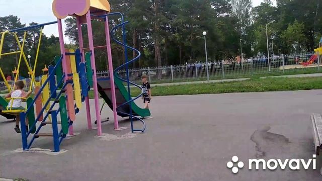 ? гуляем в парке,, Космос,, г. Каменск- Уральский ? В августе СНЕГ ? бабушка качается на качелях смотреть онлайн