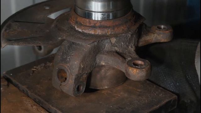 Замена переднего подшипника ступицы Ford Escape/Maverick смотреть онлайн