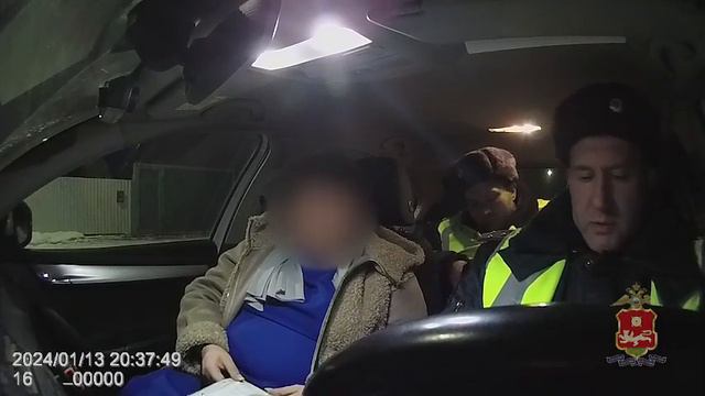 В Хакасии пьяная женщина-водитель обвинила мужа в том, что ей пришлось сесть за руль смотреть онлайн