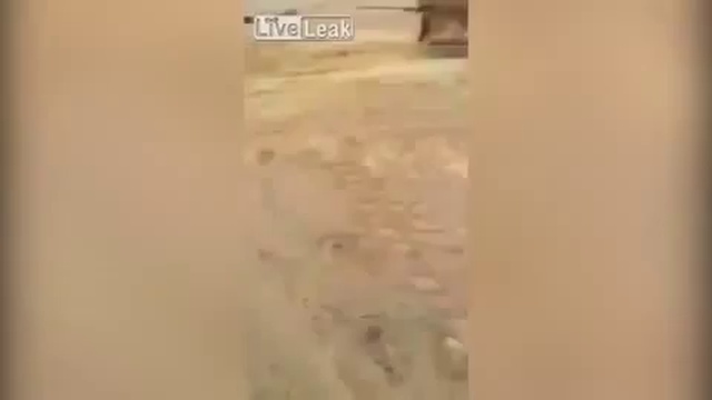 В пустыне Саудовской Аравии работники наткнулись на «песочный» гейзер смотреть онлайн