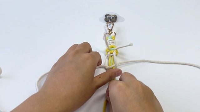 DIY Weaving Flower Wristlet Keychain смотреть онлайн