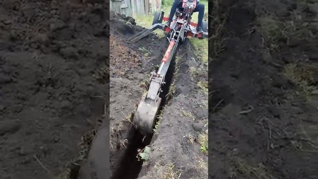 Прицепной экскаватор Landformer на чернозёме смотреть онлайн