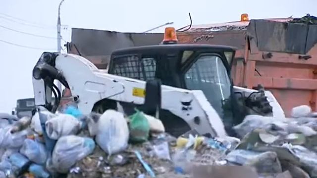 На Коммунальном мосту спец.машина сбросила горящий мусор смотреть онлайн
