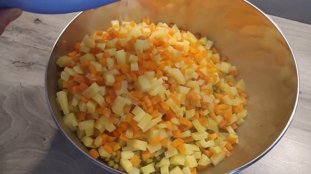 Салат Оливье / Зимний салат / вкусный рецепт . смотреть онлайн