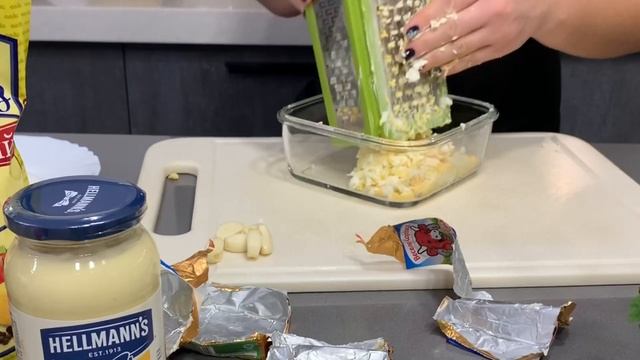 Салат Нежность . Яйцо и Плавленый сыр с майонезом и чесноком . Блюдо на Новогодний стол . смотреть онлайн