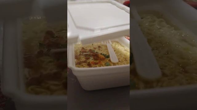 Шок! Вы только посмотрите что стало с вилкой доширака! смотреть онлайн