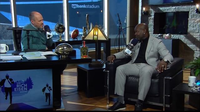 Pro Football Hall of Famer Emmitt Smith on Why Tom Brady is The Best QB Ever - 2/1/18 смотреть онлайн