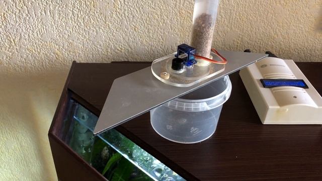 Автоматическая кормушка для аквариума, своими руками. смотреть онлайн