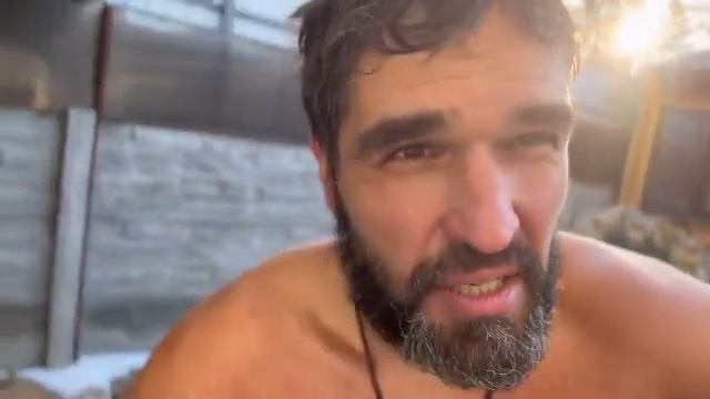 ??Бег 6 км в шортах и майке зимой и купание в проруби ❄️??♂️? смотреть онлайн