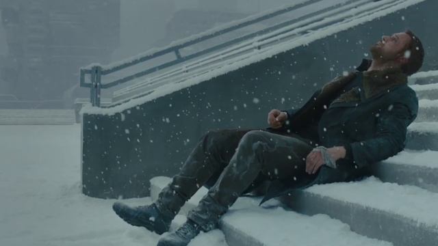 Райан Гослинг ложится и лежит на ступеньках. Финальная сцена фильма Бегущий по лезвию 2049 смотреть онлайн
