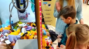 Автомат с ИГРУШКАМИ Хватайка в Dream Town. Как мы вытащили игрушку // Соломка и Олег влог