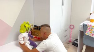 СОФИЯ УЧИТ МАЛЕНЬКУЮ СЕСТРУ ИГРАТЬ В ПРЯТКИ. СОФУНЬЯ ШАЛУНЬЯ