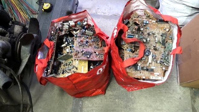 СДАЛ ПЛАТЫ ИЗ МУСОРКИ / ЗАРАБОТАЛ ДЕНЬГИ НА РАДИОДЕТАЛЯХ МОНИТОРКА #ewaste #dumpsterdiving #платы