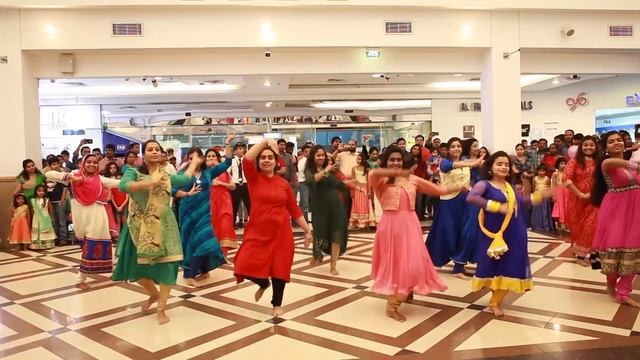 NatyamUAE Classical fusion flash mob at LuLu Hypermarket Dubai смотреть онлайн