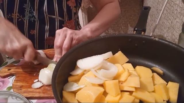 ГОТОВЛЮ С УТРА ЖАРЕНУЮ КАРТОШКУ С ЛУКОМ