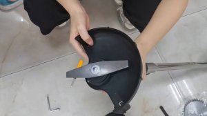 3 In 1 Cordless Grass Trimmer Installation