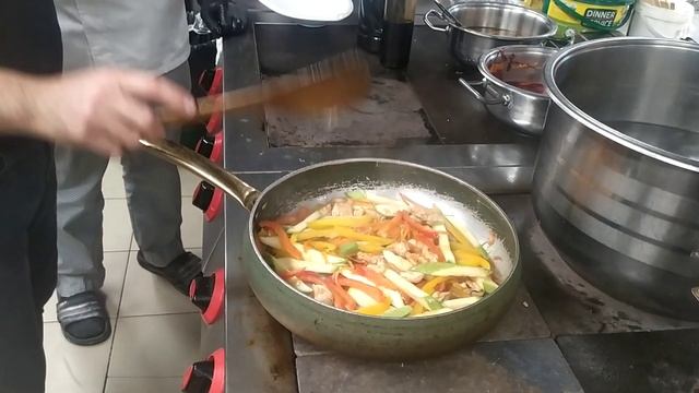 Сегодня мы приготовили вок;) Тайский WOK. Bu gun, Sultan Sofrasi Moskvada Tayski WOK hazirladiq;) смотреть онлайн