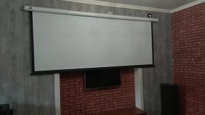Экран с электроприводом для проектора.
