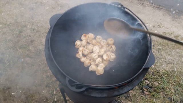 Жарка пельменей в казане смотреть онлайн