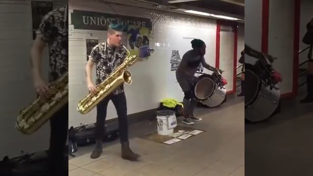 the best saxophone player in world.лучший саксофонист в переходе смотреть онлайн