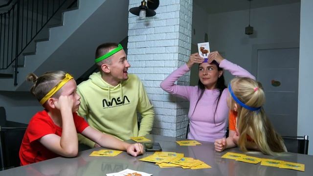 Маша и Дима Играют с Папой и Мамой в Веселую Детскую Игру "Кто Я?" смотреть онлайн