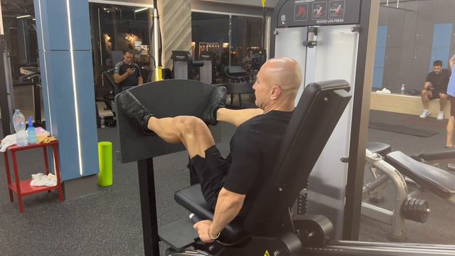 Жим ногами, Широкая постановка ног смотреть онлайн