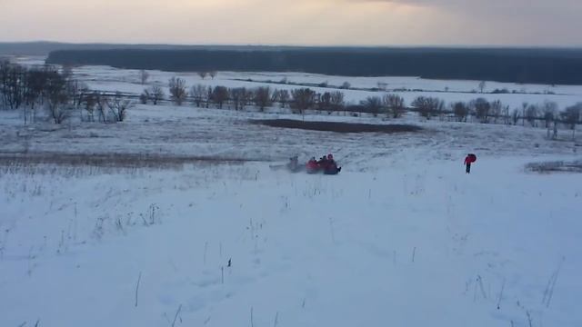 Катание з горки в Горном на плюшках. :-D смотреть онлайн