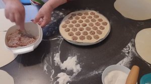 Как легко и быстро сделать пельмени на пельменице!