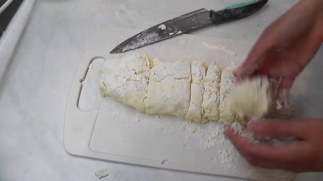 Сырники из мягкого творога держат форму. Рецепт творожных сырников на завтрак. Сырники на сковороде смотреть онлайн