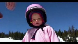 годовалый ребенок на сноуборде