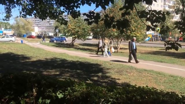 ШКОЛЬНИК НАШЁЛ АЙФОН И ДЕНЬГИ НА УЛИЦЕ!!! - Zheka!!!! смотреть онлайн