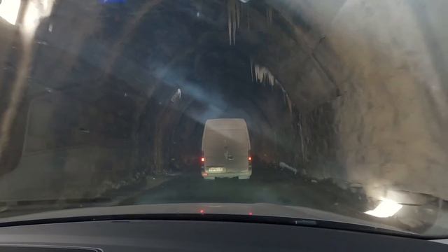 На авто из России в Грузию. Военно-Грузинская дорога. Верхний Ларс. Огромная пробка из фур. смотреть онлайн