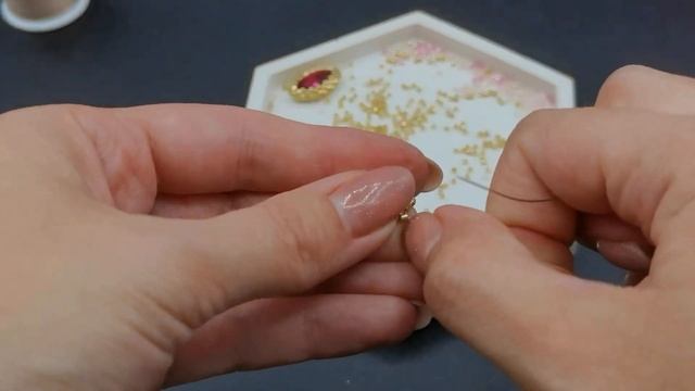 Оплетаем бисером кристалл Сваровски Navette 4228 10 и 15 мм и делаем колечко своими руками.