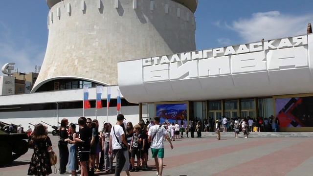 Экскурсия ветеранов труда Быковского района в Волгоград. Часть 1 - Панорама "Сталинградская битва" смотреть онлайн