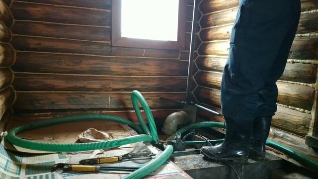 Ручное гидробурение абиссинской скважины в бане | Песок мечта бурильщика смотреть онлайн