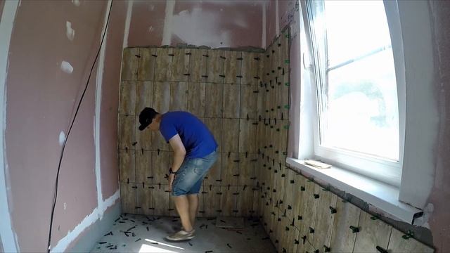 Укладываю плитку на стены в котельной СВОИ РУКАМИ В ПЕРВЫЙ РАЗ В ЖИЗНИ смотреть онлайн