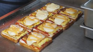 Тост с сыром моцарелла и креветками