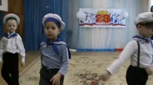 Танец "Бескозырка белая" исполняют дети средней группы.