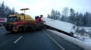 Грузовой эвакуатор. Трудовые будни !!! Вытаскивание и кювета.