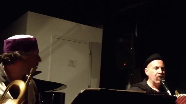 Frank London (trumpet) Lorin Sklamberg (voice), Deep Singh (tabla), Rob Schwimmer (keyboards) смотреть онлайн