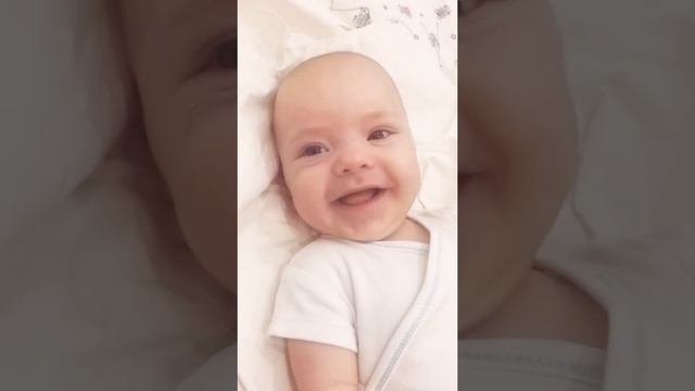 Когда улыбаешься новорожденному ребёнку. Развитие в домашних условиях. смотреть онлайн