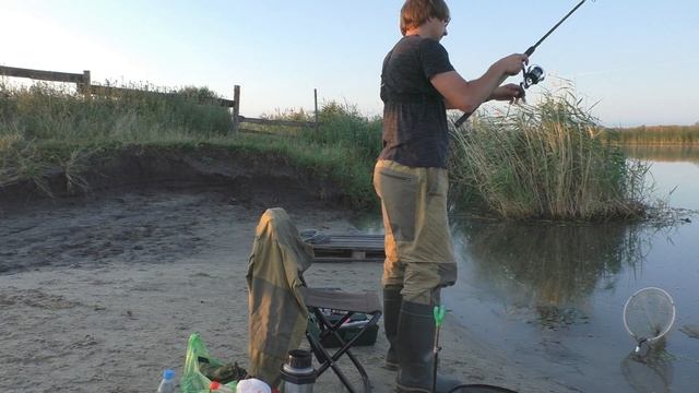 Забудь про СОН, когда клюёт! Рыбалка на Свияге на фидер смотреть онлайн