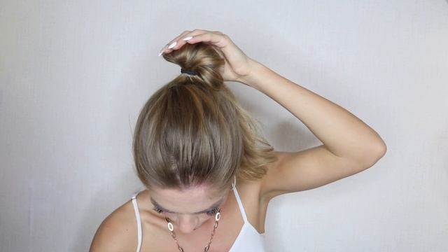 МИЛЫЙ НЕБРЕЖНЫЙ ВЫСОКИЙ ПУЧОК, ПОШАГОВЫЙ ВИДЕО-УРОК | CUTE EASY MESSY BUN HAIR TUTORIAL смотреть онлайн