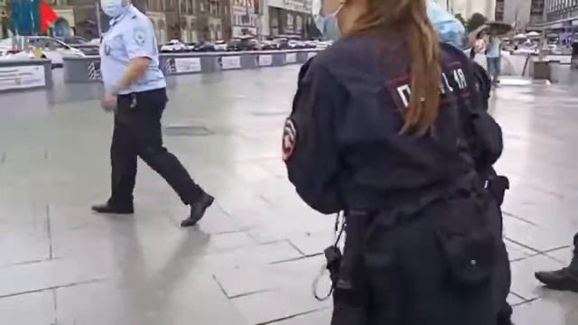 ⚡️Полиция жёстко свинтила пожилую женщину, читавшую стихи на Пушкинской площади в Москве смотреть онлайн