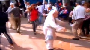 Дед танцует брейк