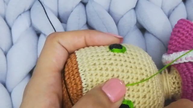 ¿Como bordar ojos? muñeca amigurumi paso a paso -sofia- (parte 6)