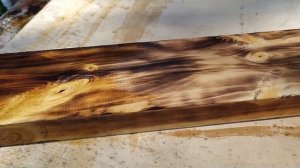 Обожженное дерево под лаком | Покрытие лаком древесины