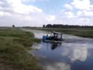 Трактор Беларус 82.1 с косилкой через канал