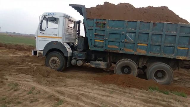 Hyundai 140 C poclain machine work in the field смотреть онлайн